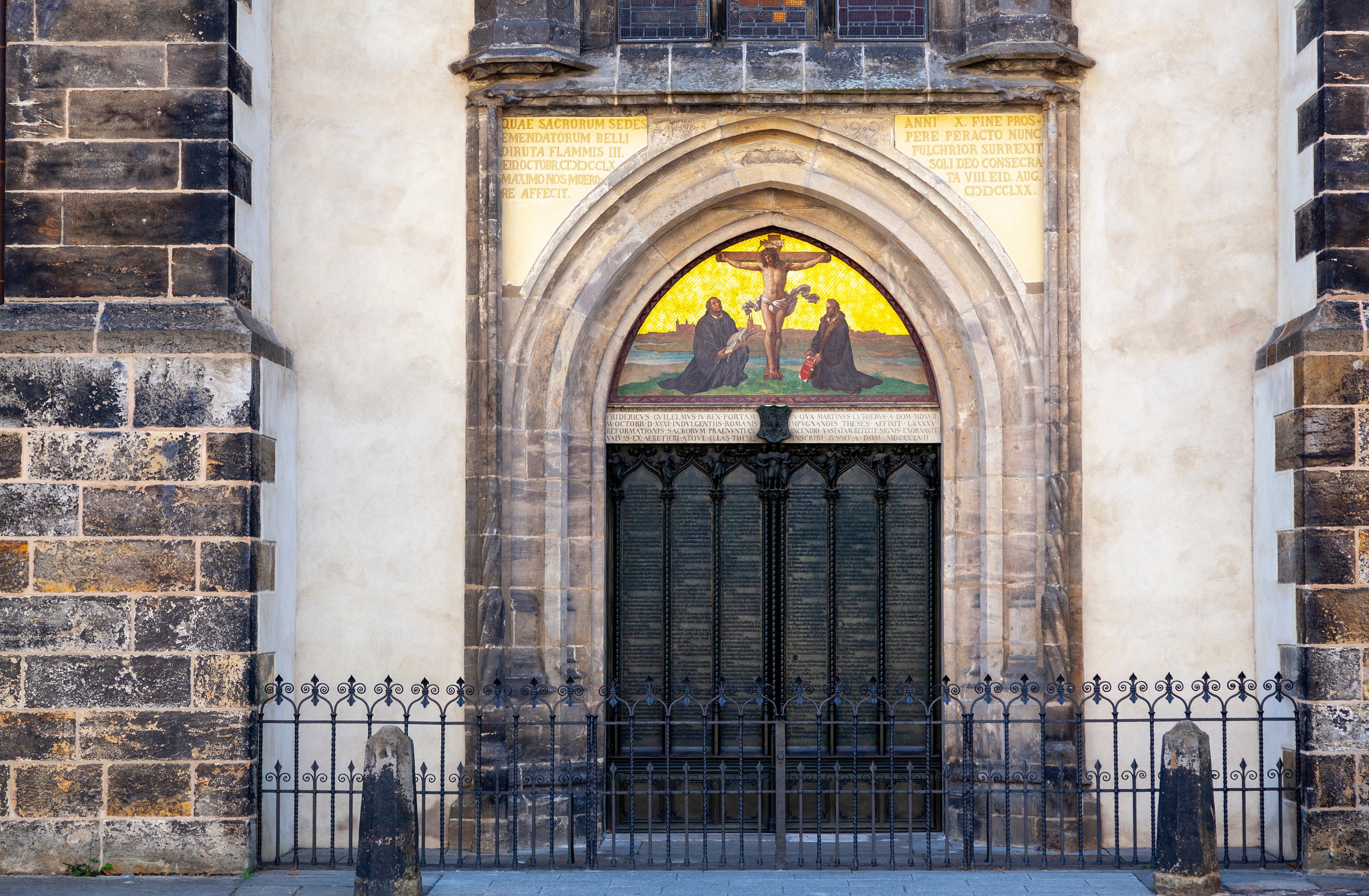 Tür der Schlosskirche in Wittenberg mit den 95 Thesen von Martin Luther, Deutschland